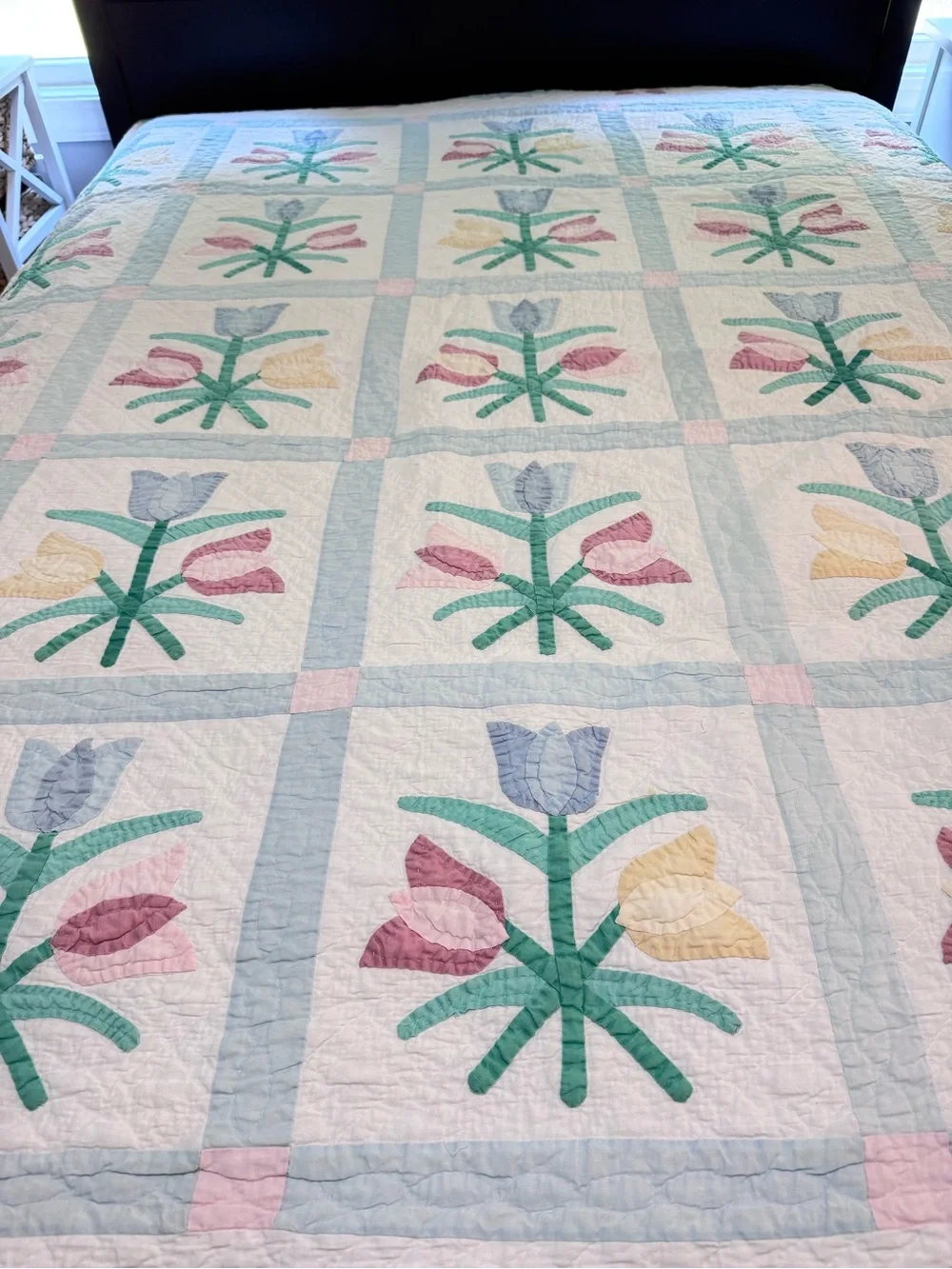Vintage Floral Applique Quilt 82x80 Arch Tulip Scalloped Edge Cottagecore Pastel
